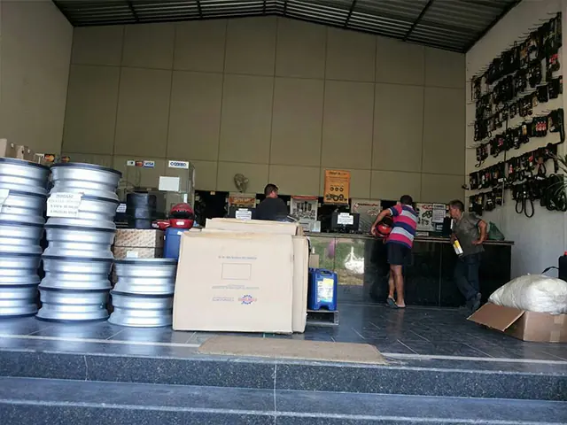 Balcão de atendimento da Barbosa Auto Peças com clientes