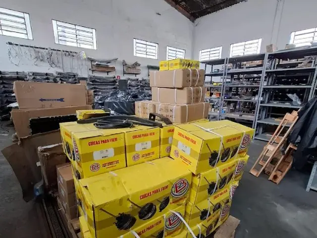 Depósito com caixas de peças para carros e caminhões