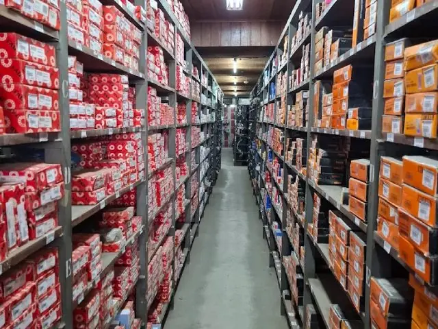 Estoque organizado de peças automotivas da Barbosa Auto Peças