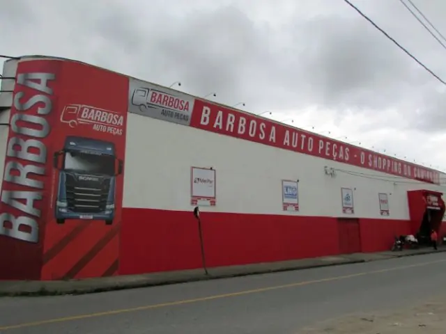 Fachada vermelha da loja Barbosa Auto Peças